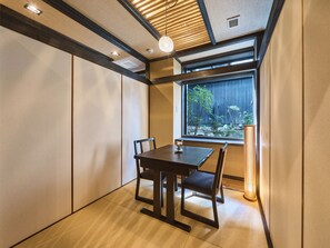 供應早餐和晚餐