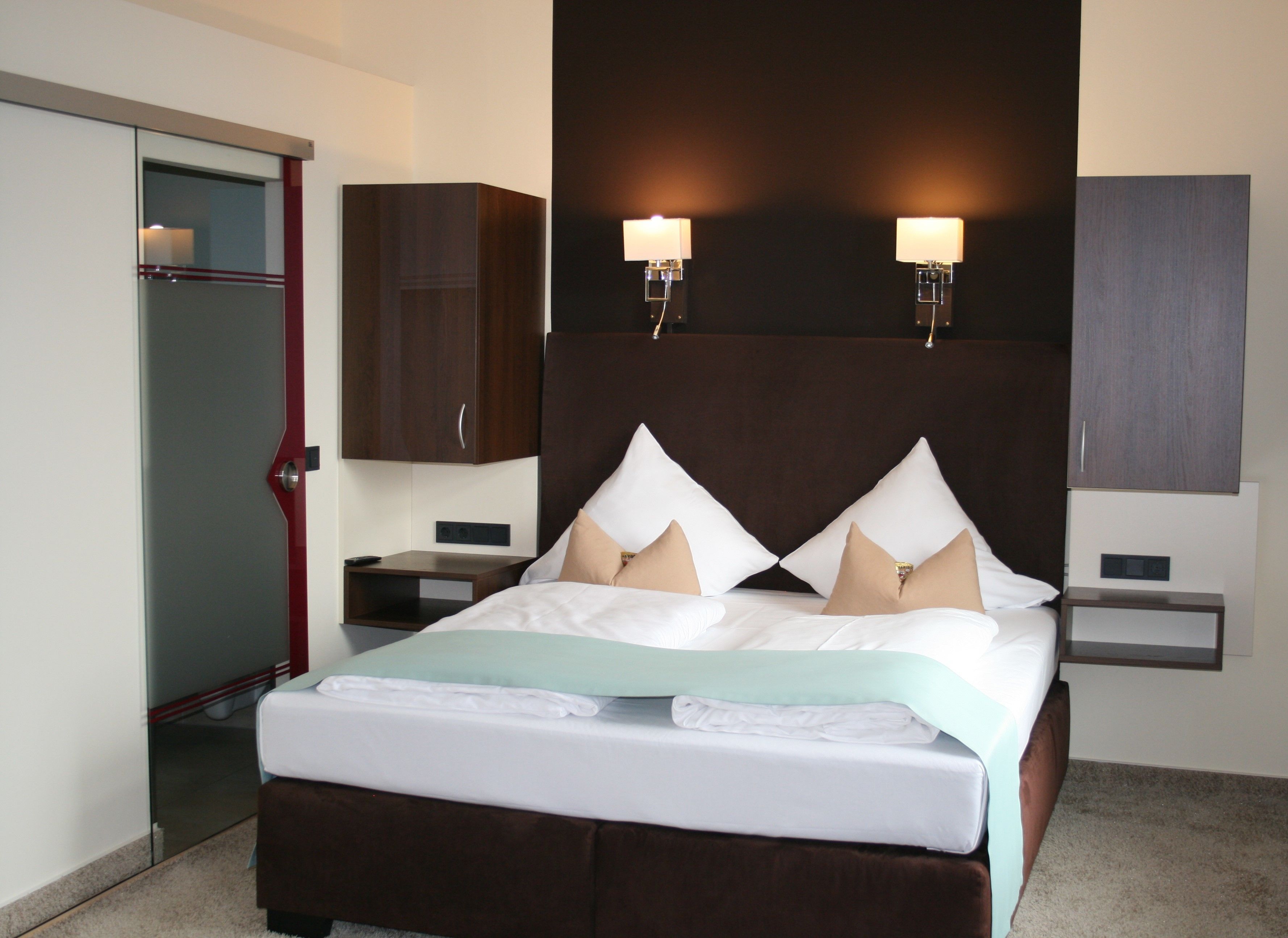 double room single use | in-room safe, desk, cots/infant beds, rollaway beds