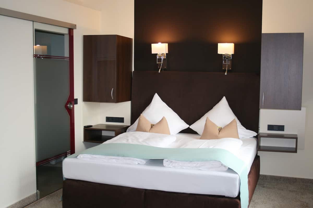 double room single use | in-room safe, desk, cots/infant beds, rollaway beds