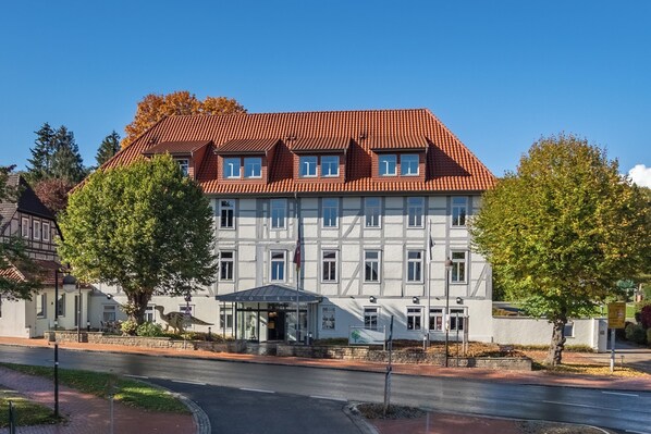 A large, multi-story building with a red-tiled roof and a symmetrical facade. - Parkhotel Bad Rehburg (Rehburg-Loccum)
