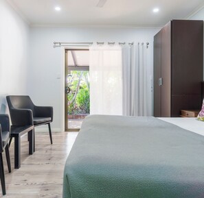 Habitación superior, vistas al patio | Zona de estar | Una televisión de pantalla plana, Netflix, servicios de streaming