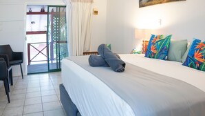 Habitación de hotel con cama, escritorio y vistas al exterior.