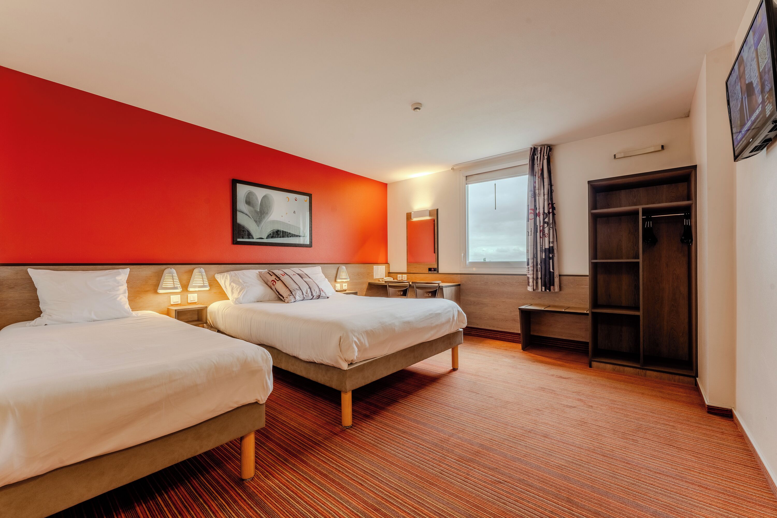 Bureau, espace de travail pour ordinateur portable, rideaux occultants