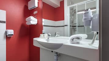 Douche, articles de toilette gratuits, sĂšche-cheveux