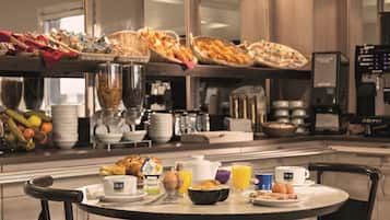 Petit déjeuner buffet (9.90 EUR par personne)