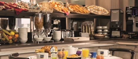 Dagelijks ontbijtbuffet (EUR 9.90 per persoon)