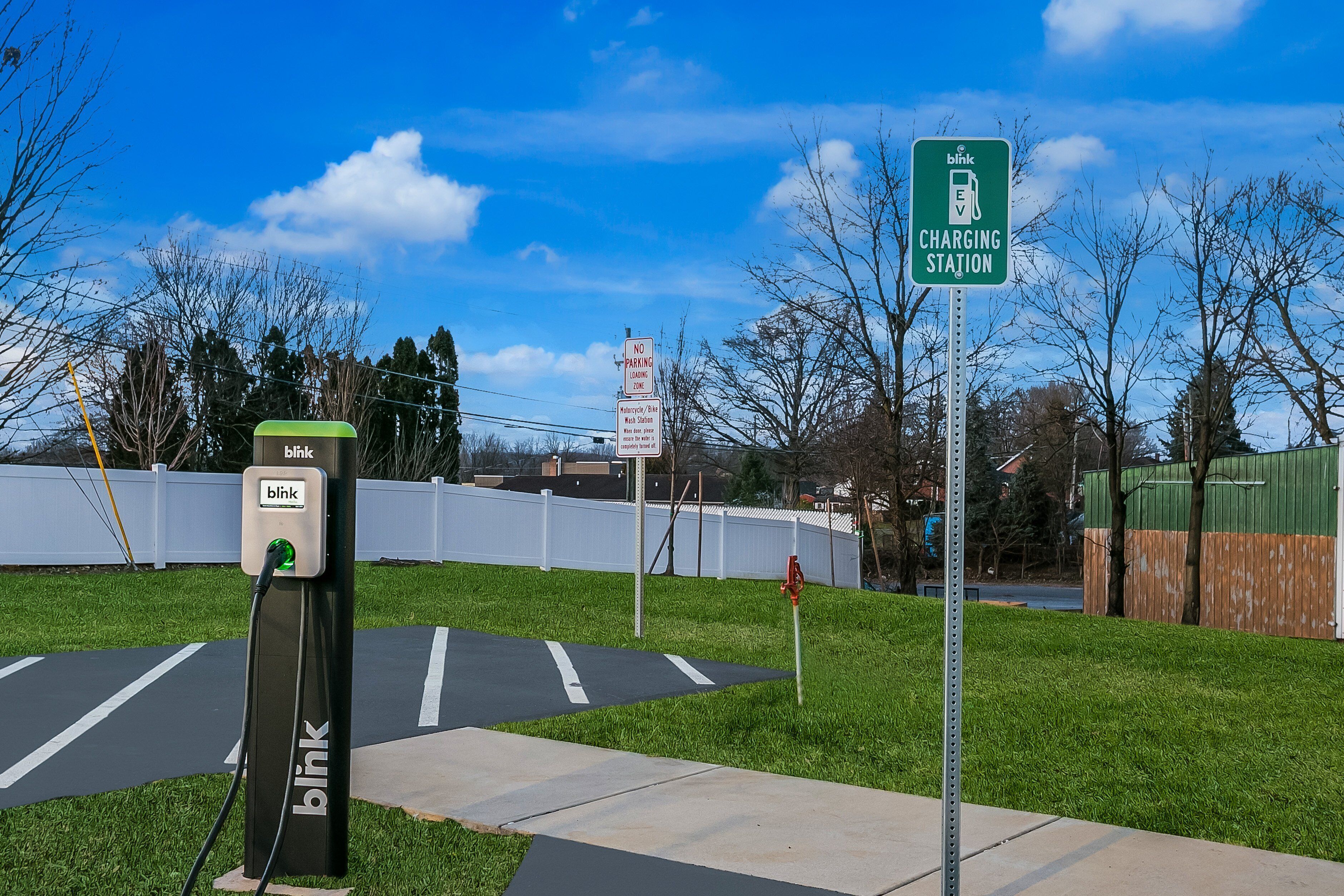 Electric vehicle charging station