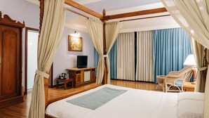 Kamar Deluks, pemandangan lapangan golf | Minibar, brankas, dan setrika/meja setrika