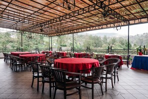Outdoor dining - Hotel Casa Dela Rosa (Tanah Rata)