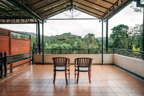 Deluxe-Zimmer, Blick auf den Golfplatz | Terrasse/Patio