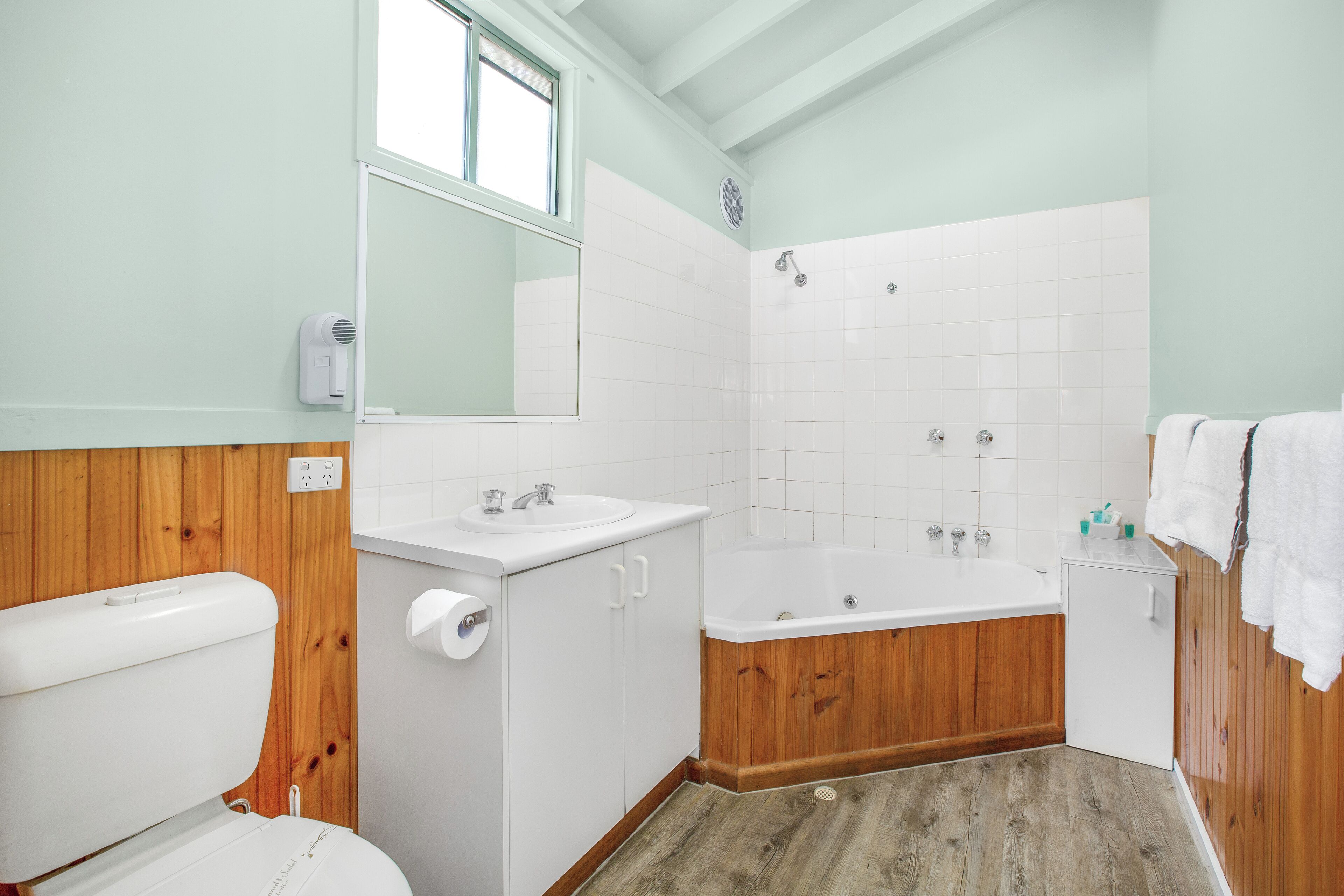 Un baño con inodoro, lavabo, bañera y ducha.