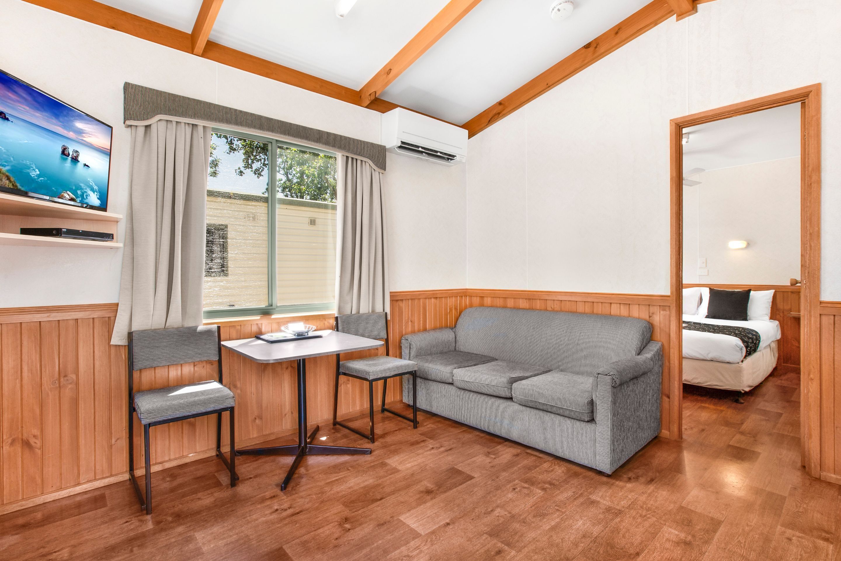 スーペリア キャビン クイーンベッド 1 台 マウンテンビュー | 高級寝具、客室ごとに異なるインテリア、ベッドシーツ、車椅子でアクセスできる設備