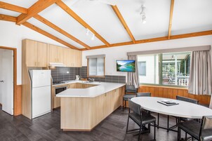 华丽小屋 | 起居区 | 平板电视、DVD 播放器