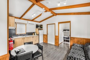Two Bedroom Cabin - Accessible | In-room dining - Breeze Holiday Parks - Halls Gap (Halls Gap)