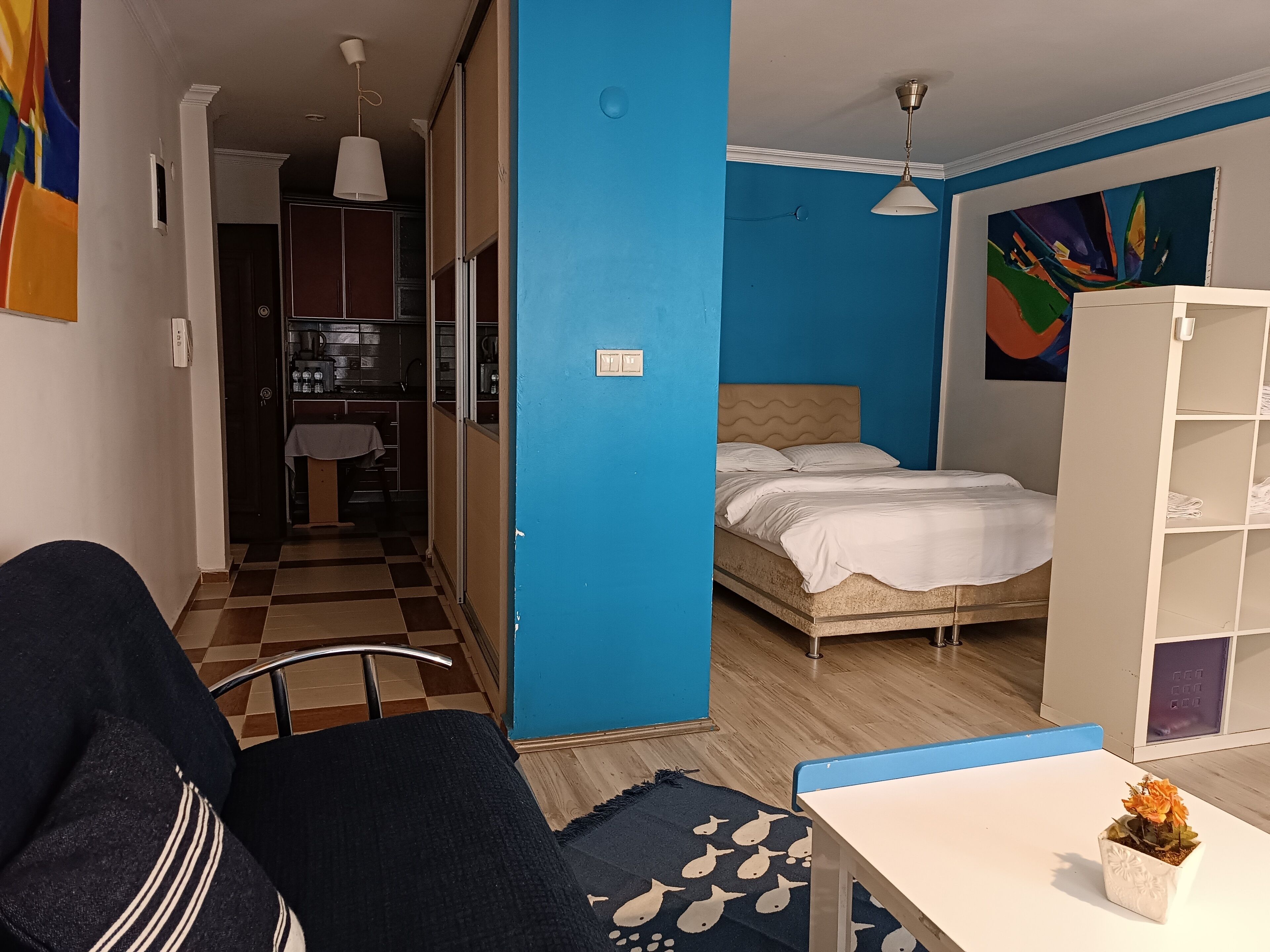 Habitación triple junior | Ropa de cama de alta calidad y escritorio