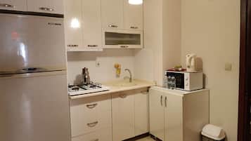 Junior Triple Room | Private kitchen | Full-size fridge, microwave, stovetop, coffee/tea maker
