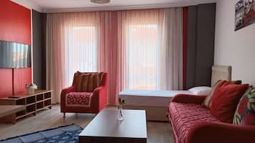 Suite Deluxe, 1 habitación, vista a la ciudad | Ropa de cama de alta calidad y escritorio