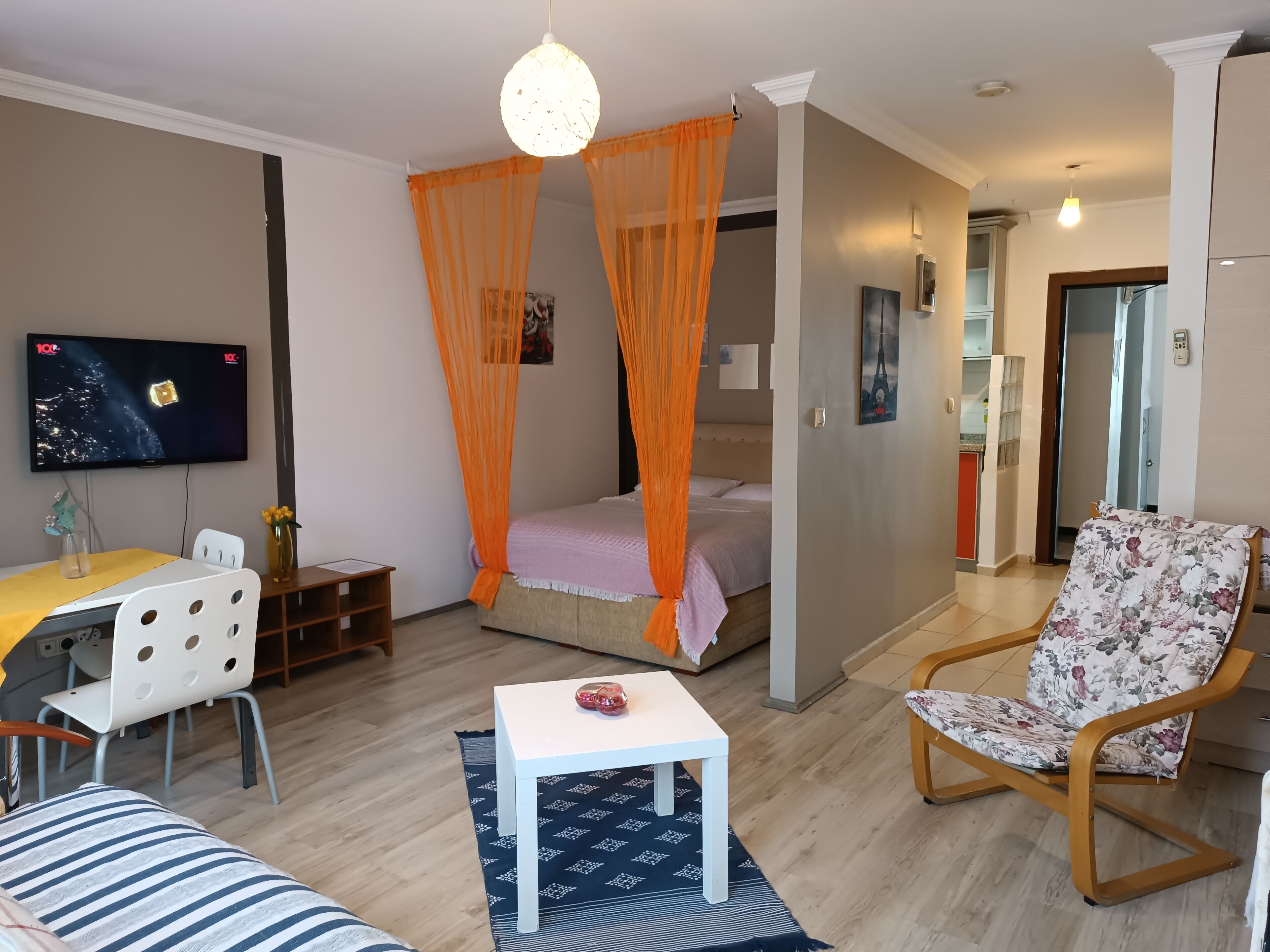 Ropa de cama de alta calidad y escritorio