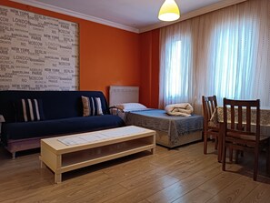 小型三人房 | 高档床上用品、办公桌、笔记本电脑工作区、熨斗/熨板