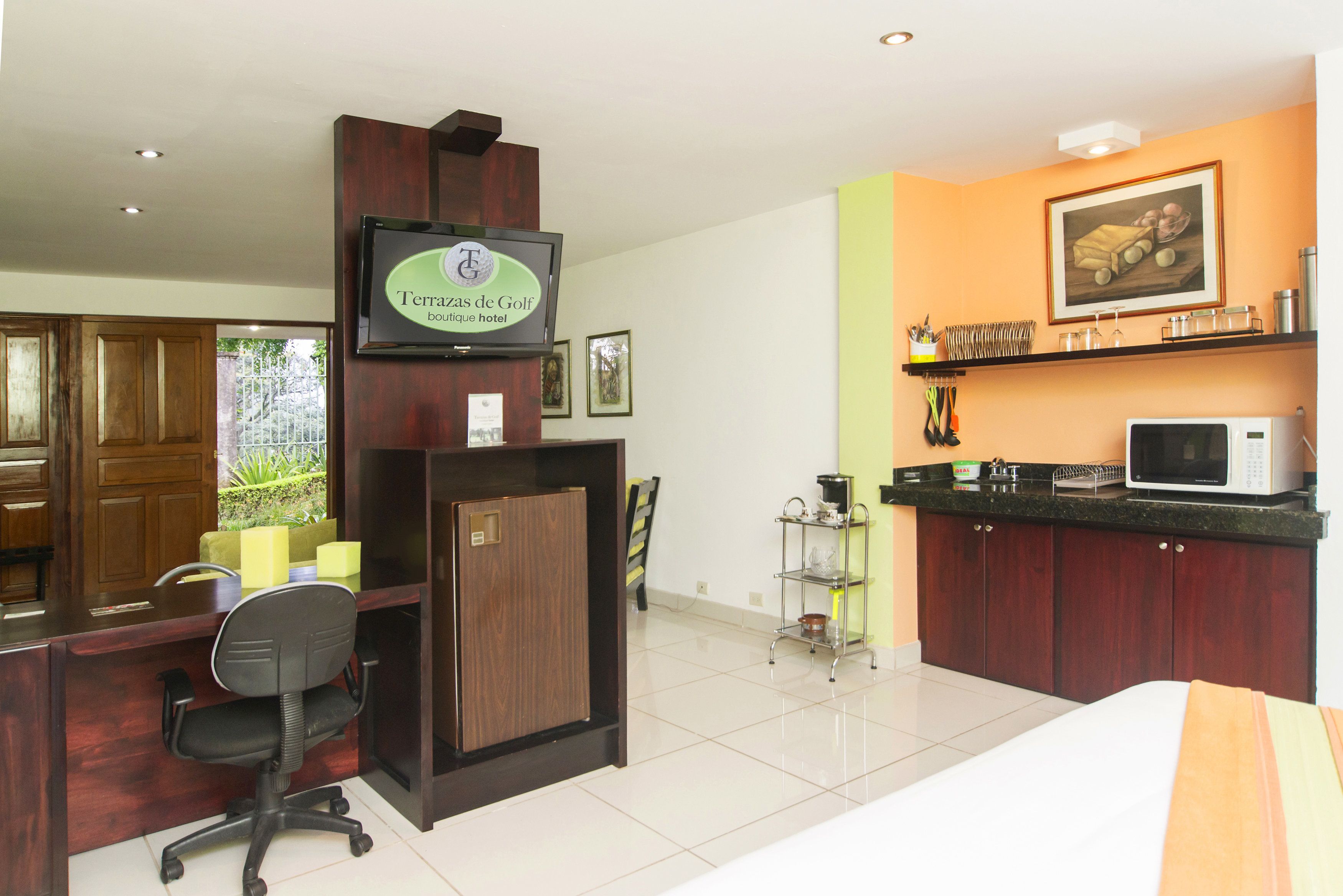 deluxe studio suite | private kitchen | coffee/tea maker