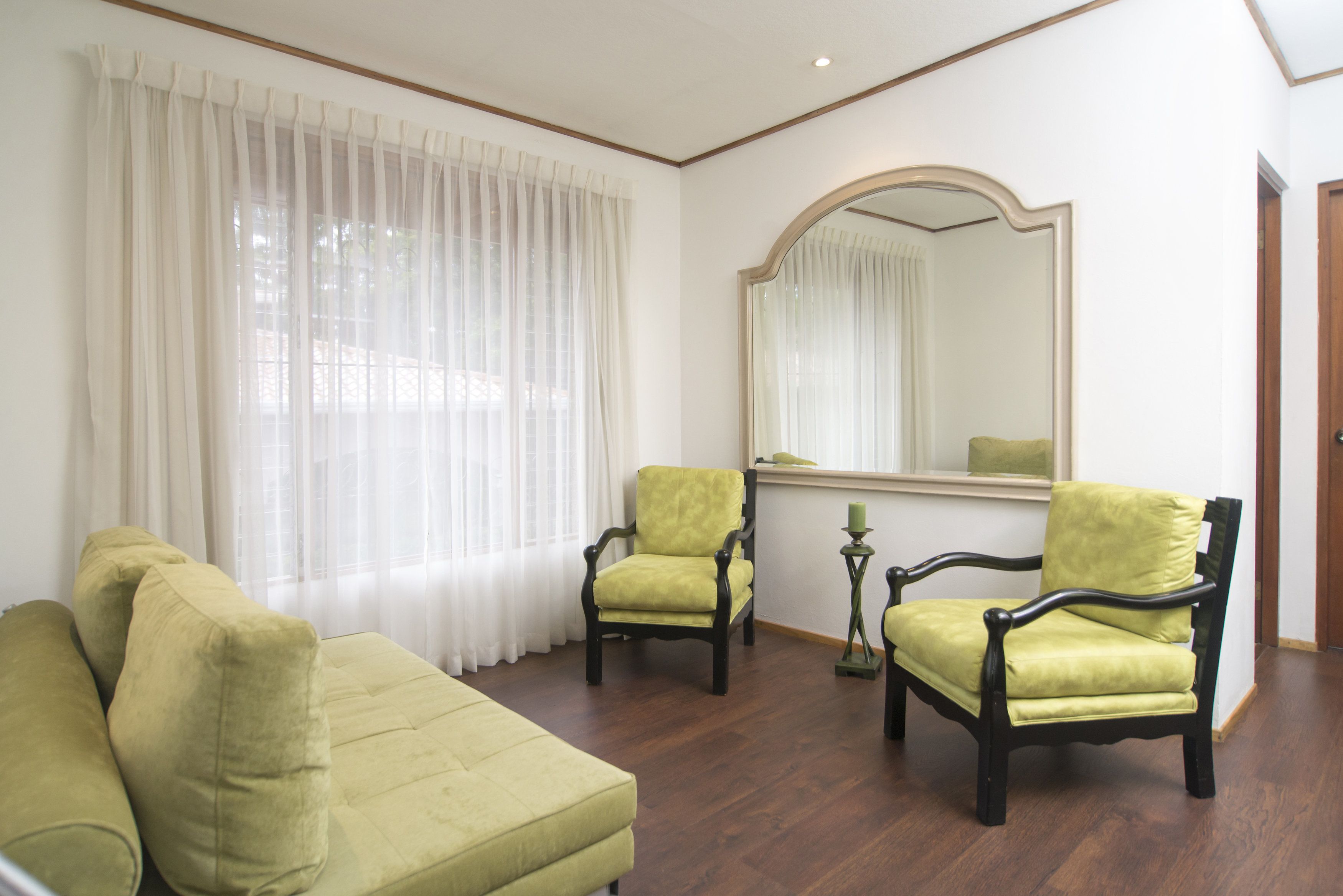 deluxe suite, bathtub, golf view | living area | 32-inch lcd tv with cable channels, tv