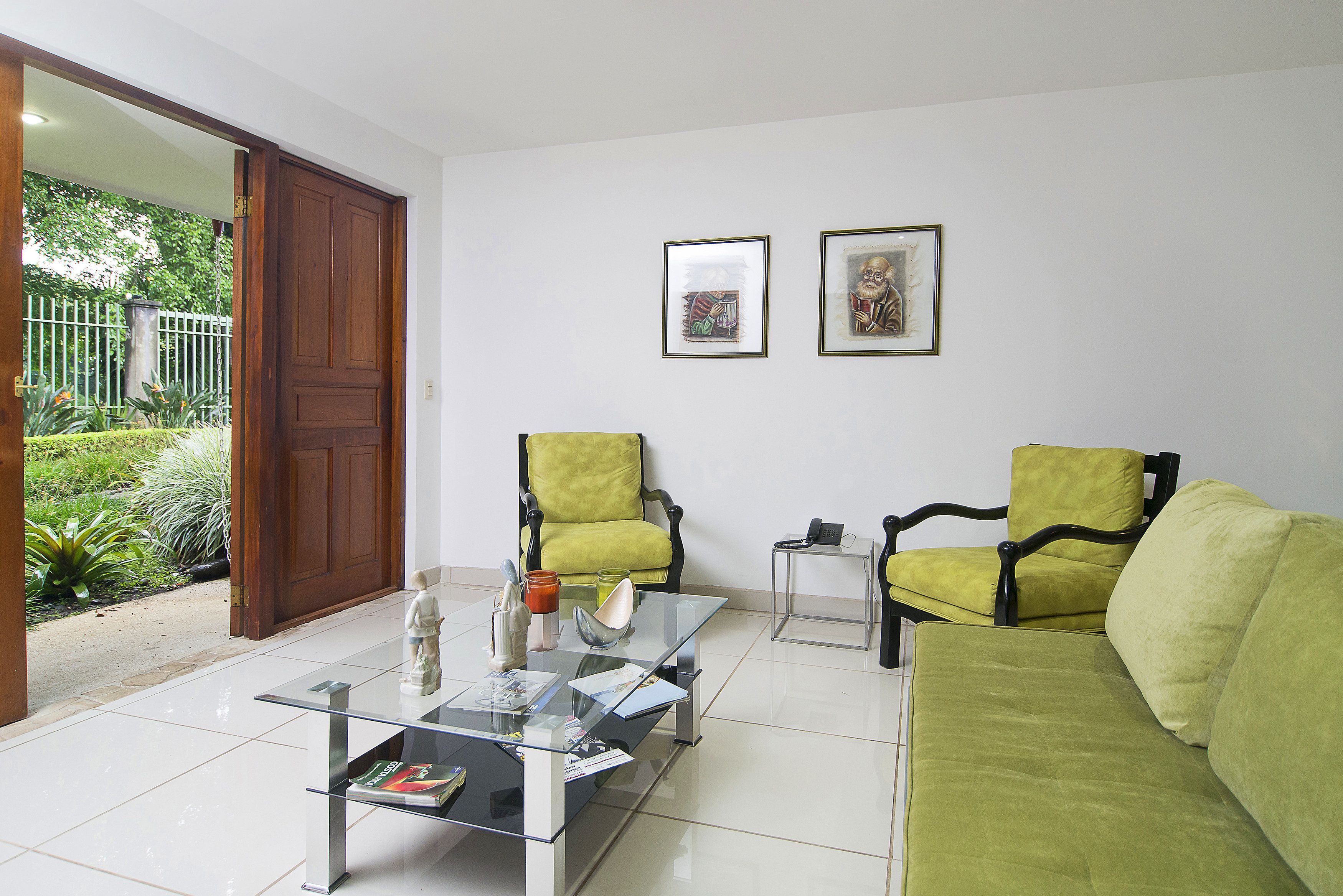 deluxe studio suite | living area | 32-inch lcd tv with cable channels, tv