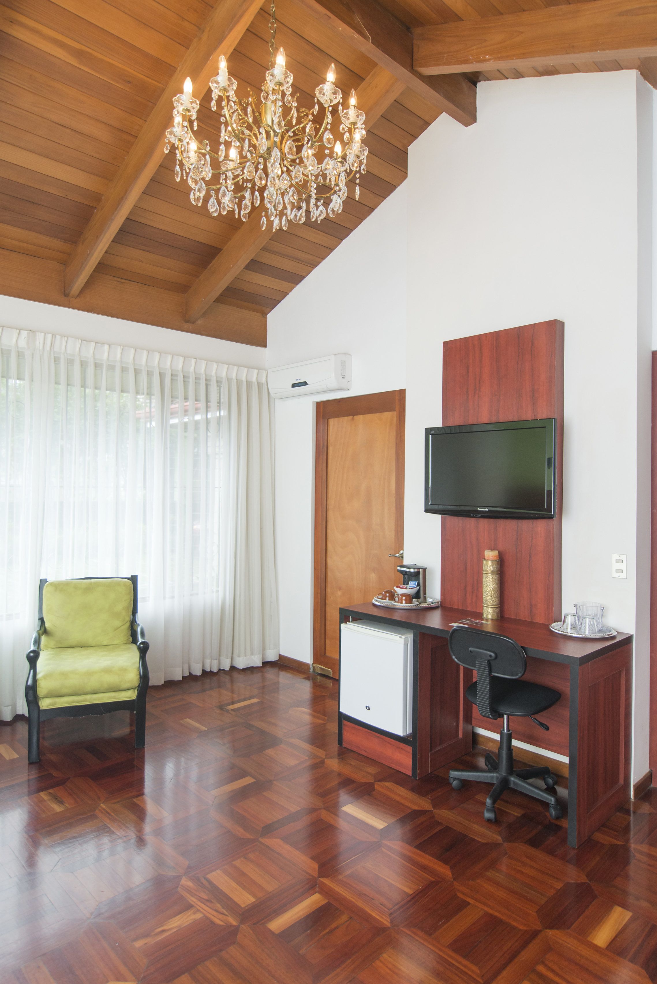 deluxe double room (1 queen) | living area | 32-inch lcd tv with cable channels, tv