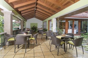 Se ofrece un desayuno típico de la región (15 USD por persona)