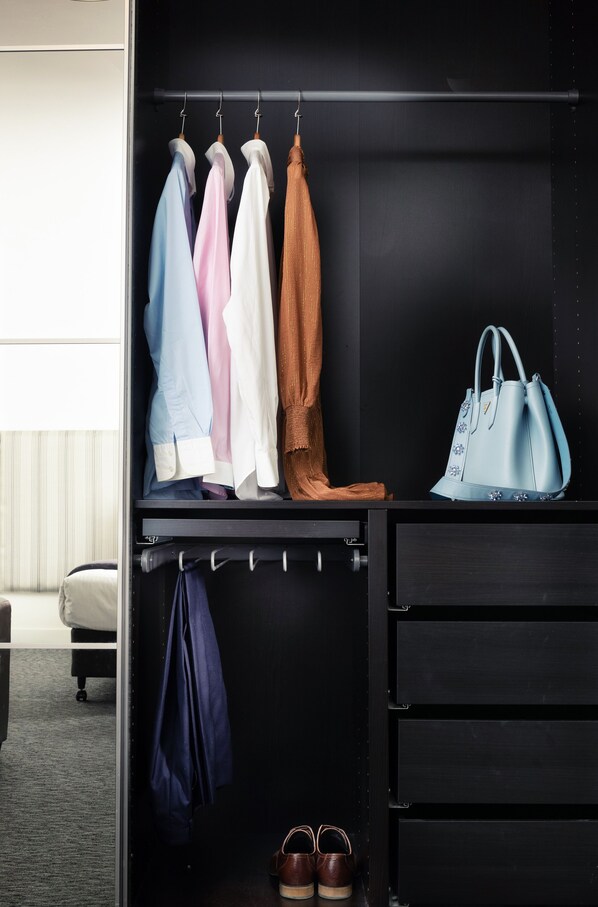 Tabla de planchar con plancha, cunas, wifi gratis y ropa de cama 