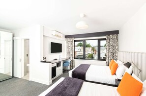 Deluxe Queen Suite | Iron/ironing board, cribs/infant beds, free WiFi, bed sheets - Comfort Hotel East Melbourne (East Melbourne)