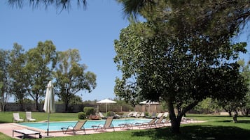 Una piscina al aire libre de temporada