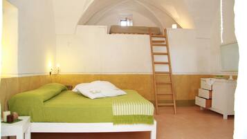 Quarto com cama beliche, escada, mesa de cabeceira e cômoda.