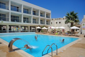 Seasonal outdoor pool, pool umbrellas, sun loungers - Nelia Gardens (Ayia Napa)
