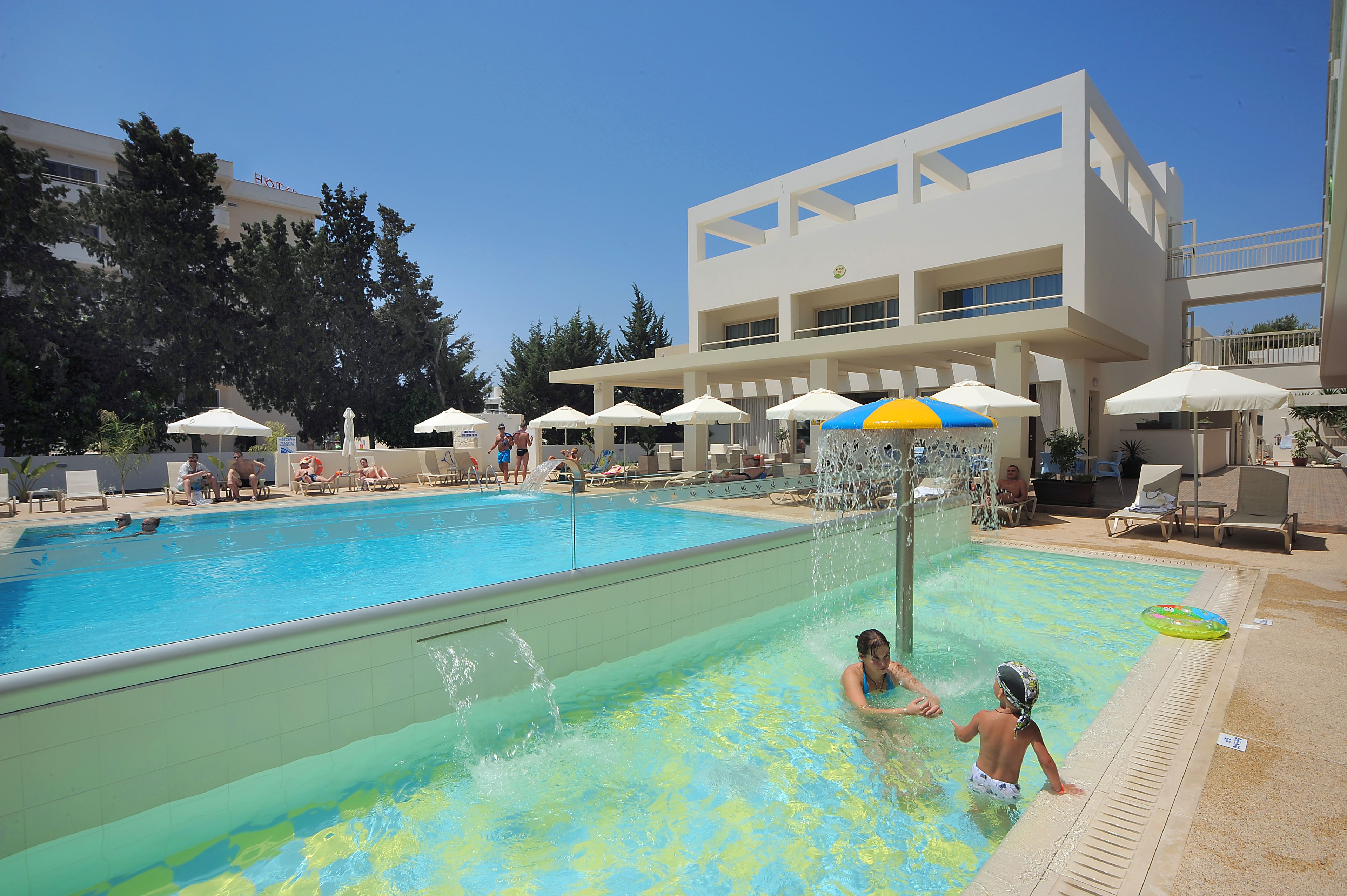 Een seizoensgebonden buitenzwembad, parasols voor strand/zwembad