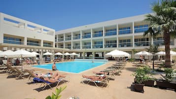 Een seizoensgebonden buitenzwembad en parasols bij het zwembad