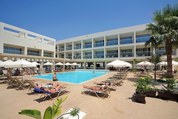 Seasonal outdoor pool, pool umbrellas, sun loungers - Nelia Gardens (Ayia Napa)