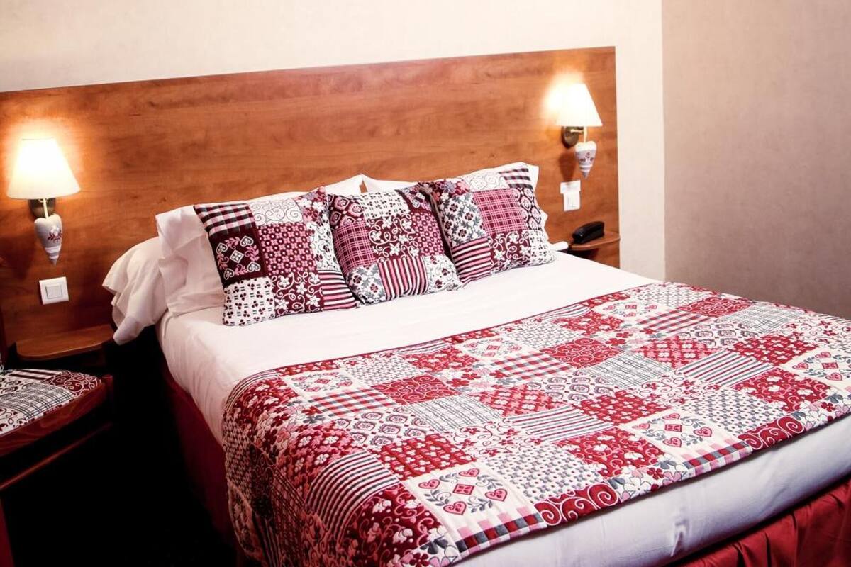 desk, iron/ironing board, cots/infant beds, rollaway beds