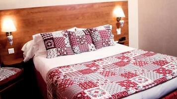 Bureau, fer et planche à repasser, lits bébé