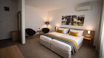 Deluxe Room | Bar mini, peti besi dalam bilik, meja, Wi-fi percuma