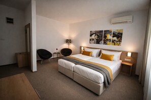 Deluxe Room | Minibar, in-room safe, desk, free WiFi - Hotel Kapitol (Most)