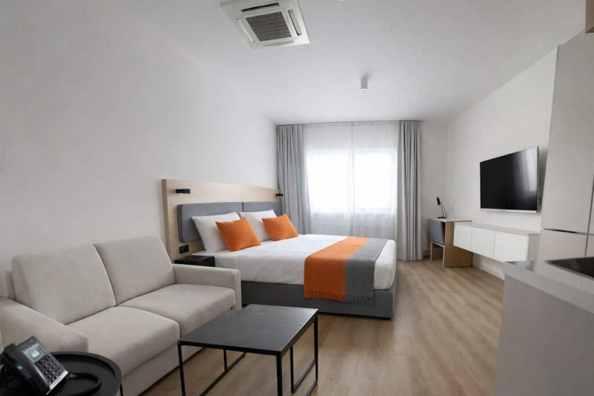 Basic Apartment | Minibar, in-room safe, desk, free WiFi