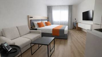 ميني بار وخزنة داخل الغرفة ومكتب وواي فاي مجانًا