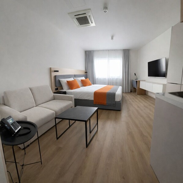 Departamento básico | Minibar, caja de seguridad en la habitación, escritorio y wifi gratis 