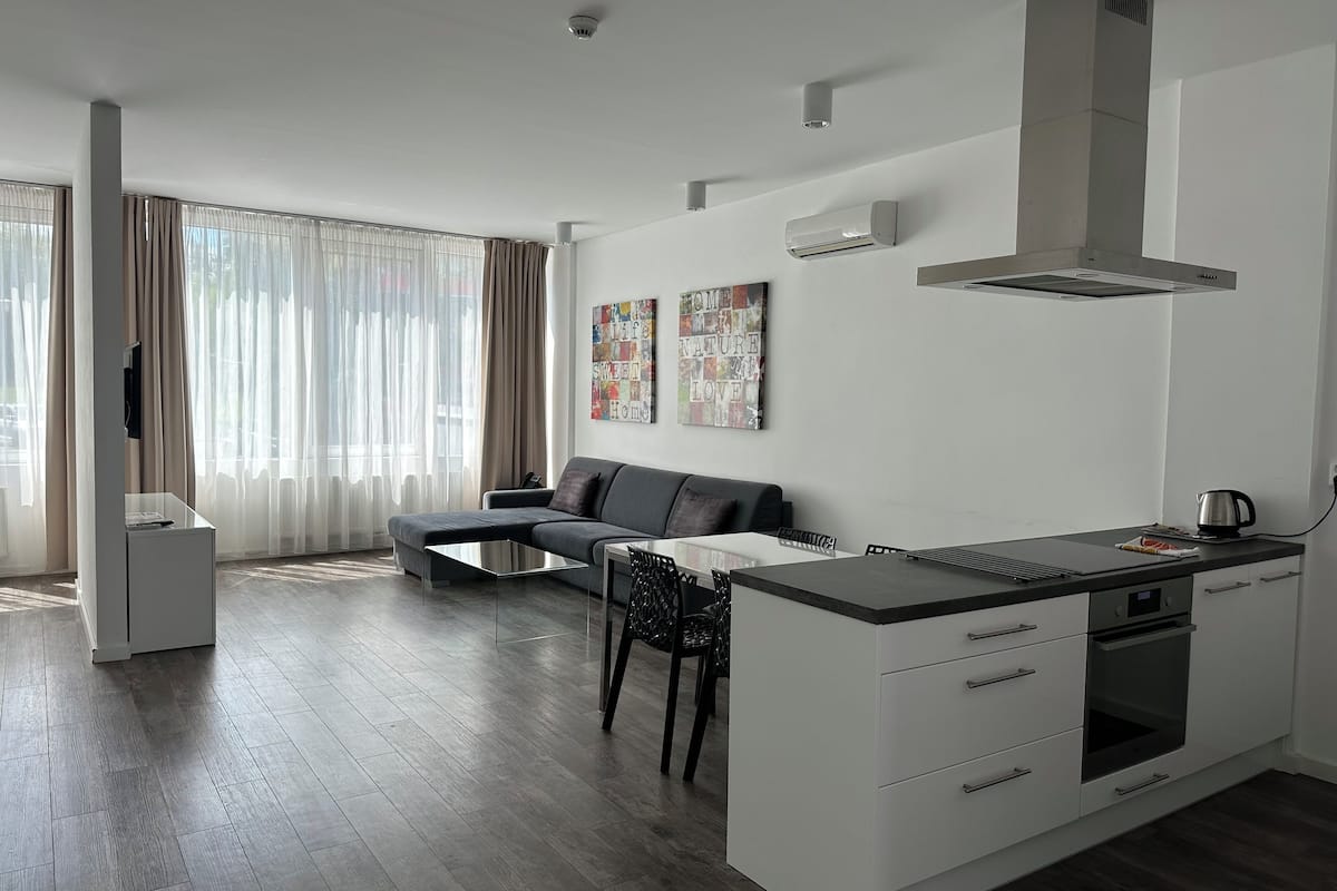 apartment, 2 bedrooms | living area | 45-cm flat-screen tv with cable channels
