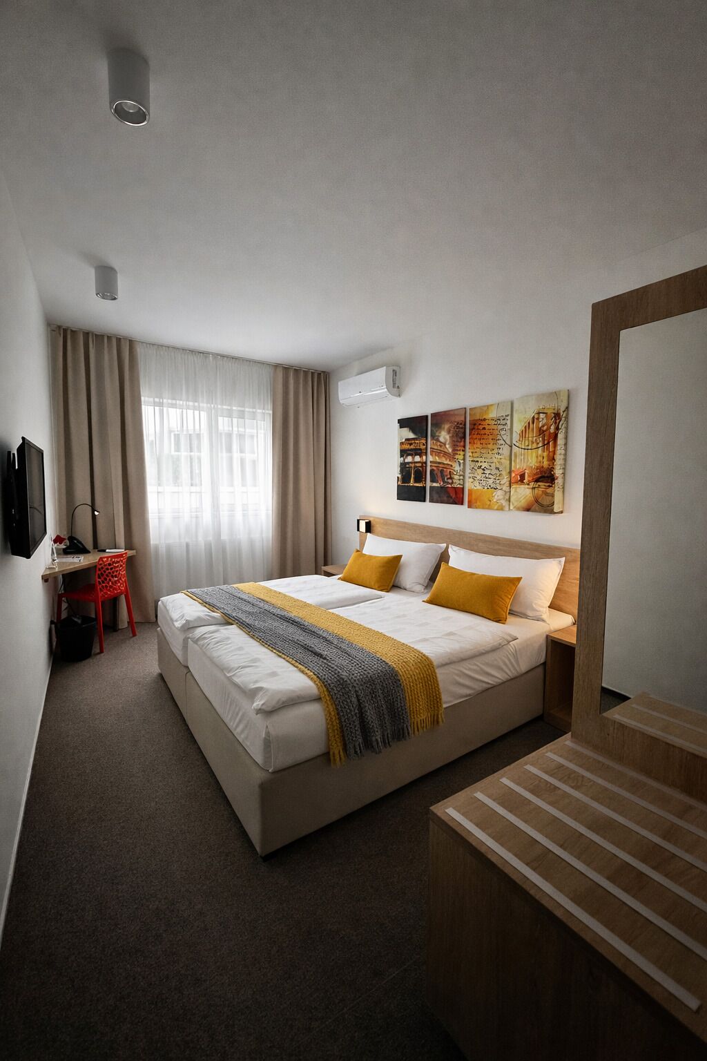 Classic Room | Minibar, in-room safe, desk, free WiFi