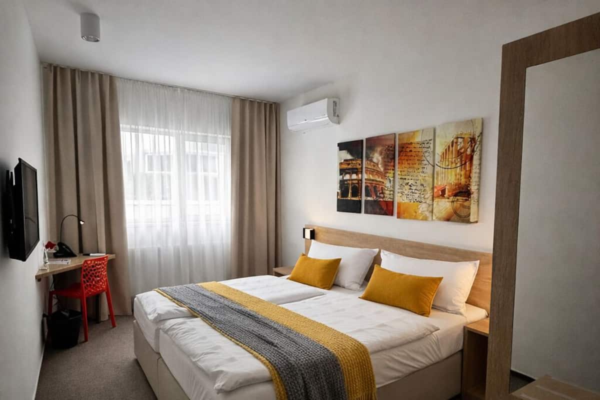 Classic Room | Minibar, in-room safe, desk, free WiFi