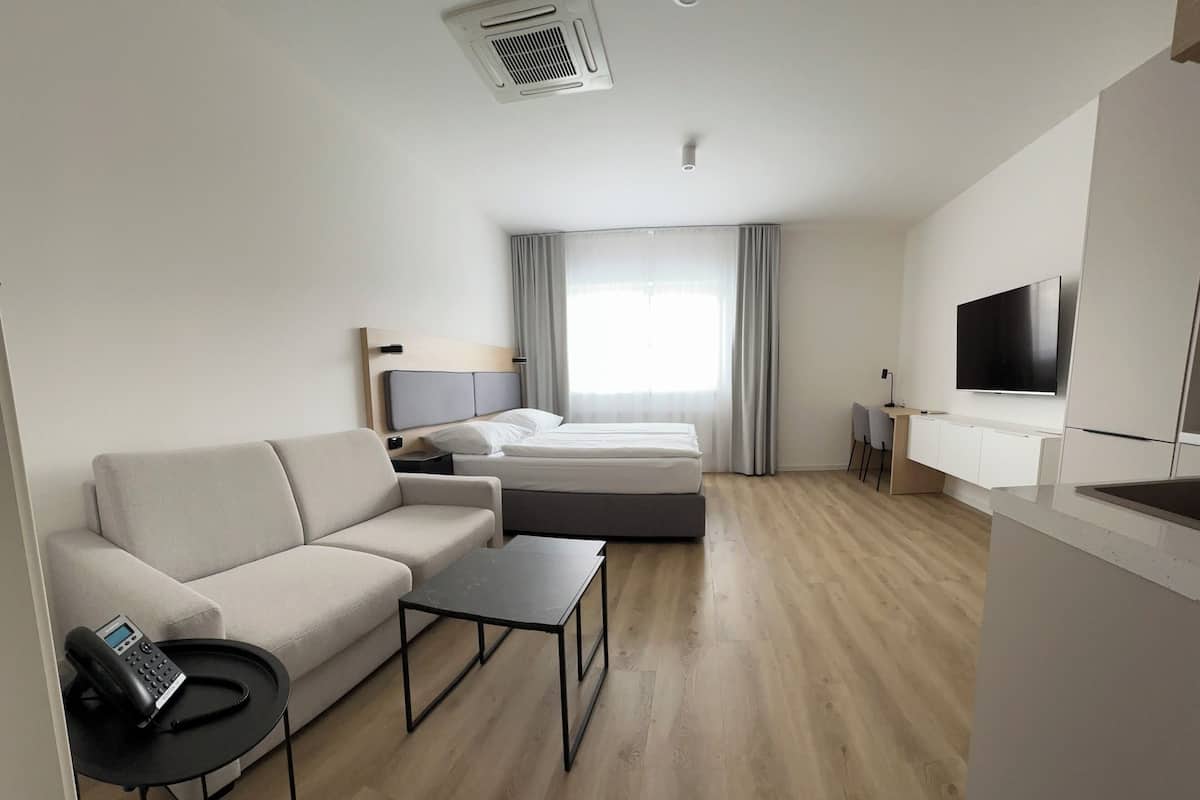 Eenvoudig appartement | Een minibar, een kluis op de kamer, een bureau, gratis wifi
