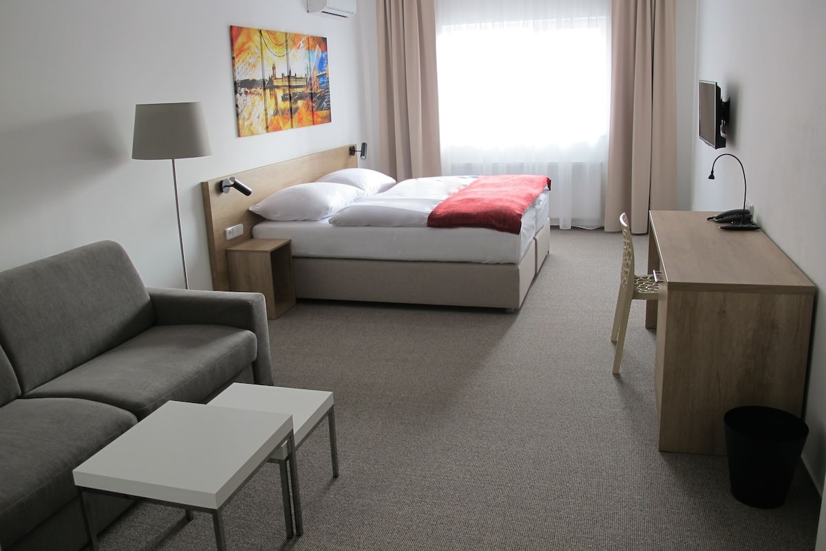 Een minibar, een kluis op de kamer, een bureau, gratis wifi