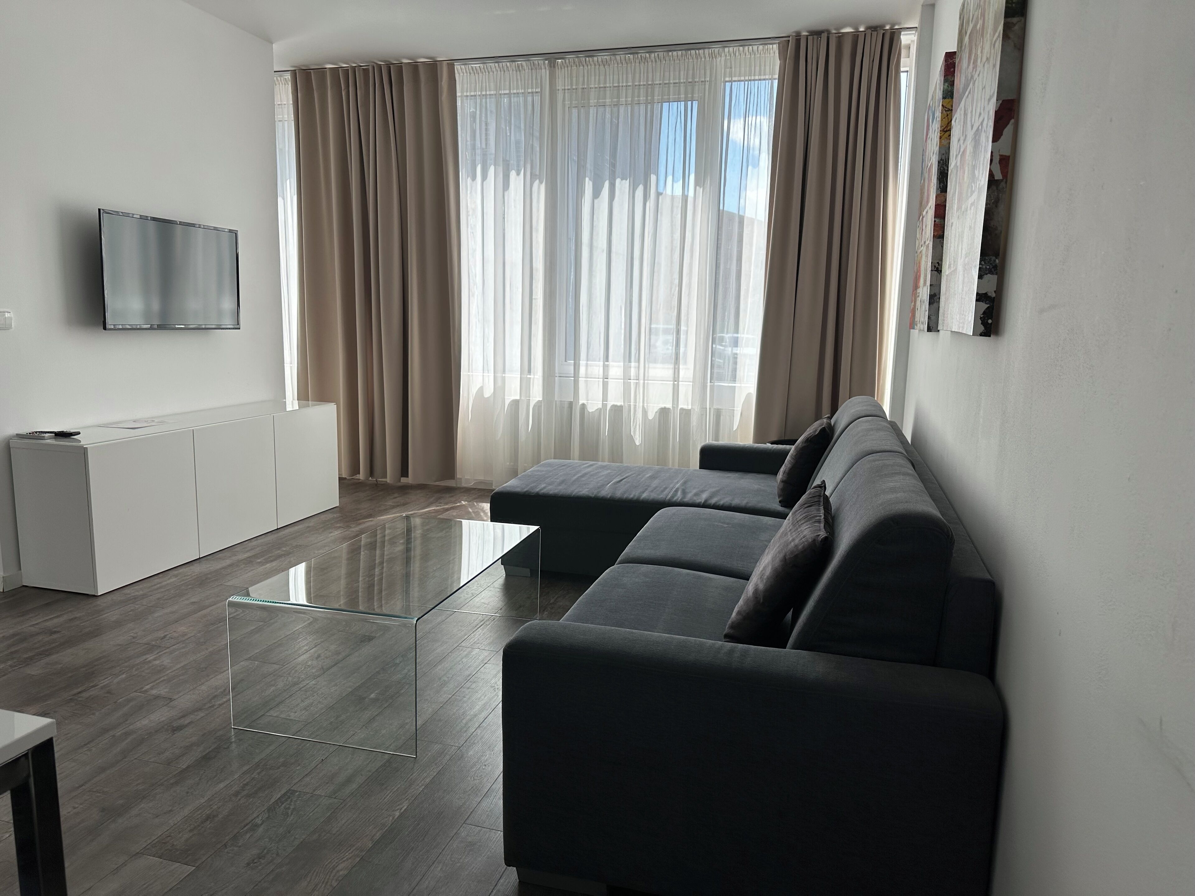 apartment, 2 bedrooms | living area | 45-cm flat-screen tv with cable channels