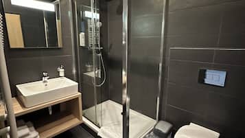 Classic-Zimmer | Badezimmer | Dusche, kostenlose Toilettenartikel, Haartrockner, Handtücher